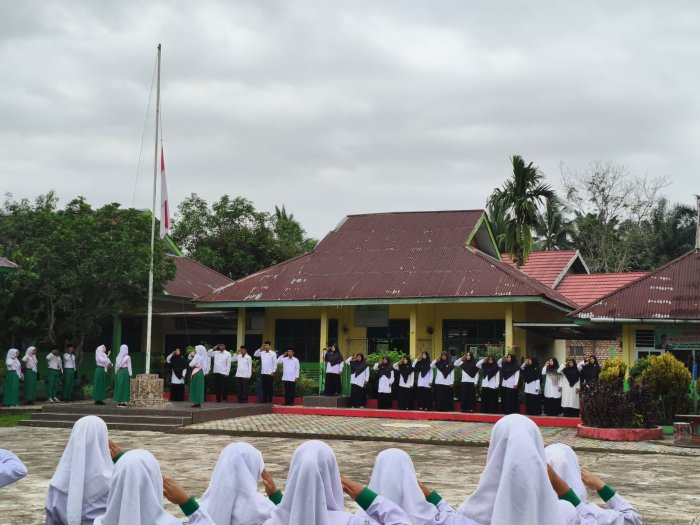 Upacara Pengibaran Bendera MTsN 4 Batang Hari: Momentum Syukur Prestasi dan Pembentukan Karakter Siswa Upacara Pengibaran Bendera MTsN 4 Batang Hari: Momentum Syukur Prestasi dan Pembentukan Karakter Siswa