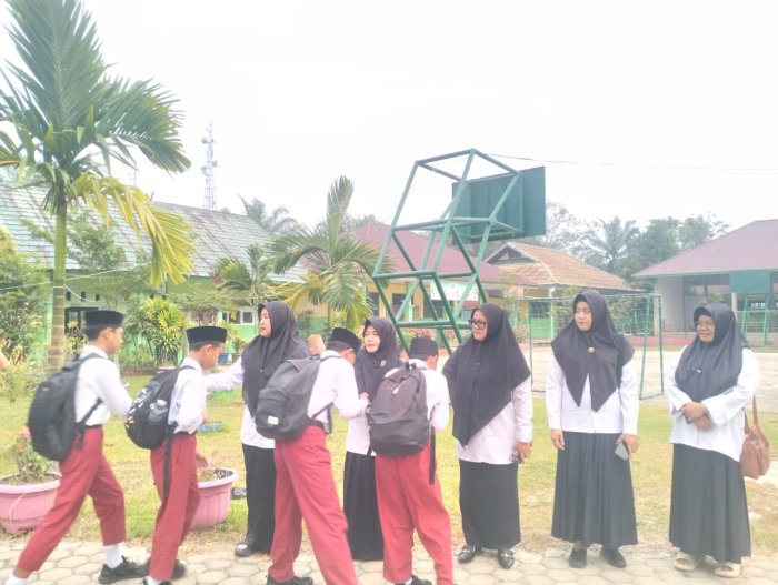 Senyum di Gerbang Madrasah, SAMUDRA MTsN 4 Batang Hari Wujudkan Budaya Madrasah yang Ramah