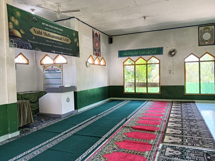 Jaga Kebersihan Musholla Bahrul Ulum, Ciptakan Kenyamanan Beribadah di MTsN 4 Batang Hari