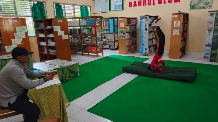 Gerakan Penuh Teknik dan Keberanian, Ujian Praktik Senam Lantai di MTsN 4 Batanghari Berjalan Lancar