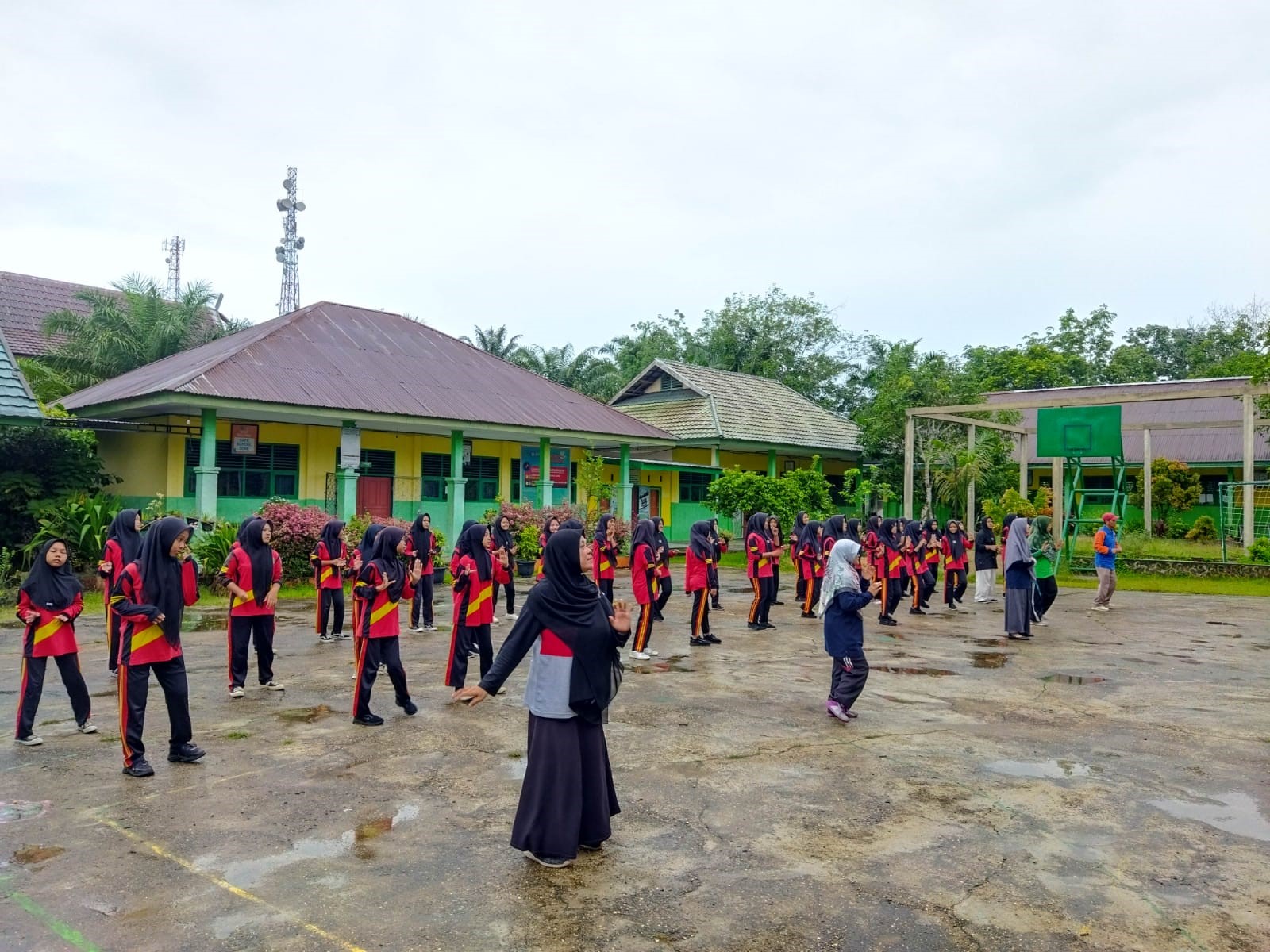 PEMBIASAAN SENAM SEHAT DI MADRASAH