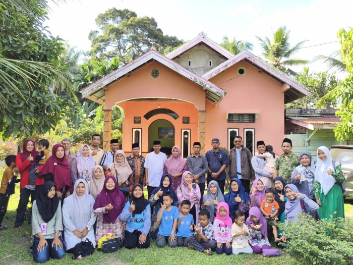 Lintas Jarak, Mengikat Hati: Silaturahmi GTK MTsN 4 untuk Sang Guru Inspiratif Lintas Jarak, Mengikat Hati: Silaturahmi GTK MTsN 4 untuk Sang Guru Inspiratif