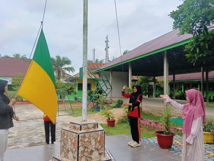 Tak Sekadar Latihan, Wali Kelas 8B Bangun Kekompakan dan Jiwa Nasionalisme Siswa