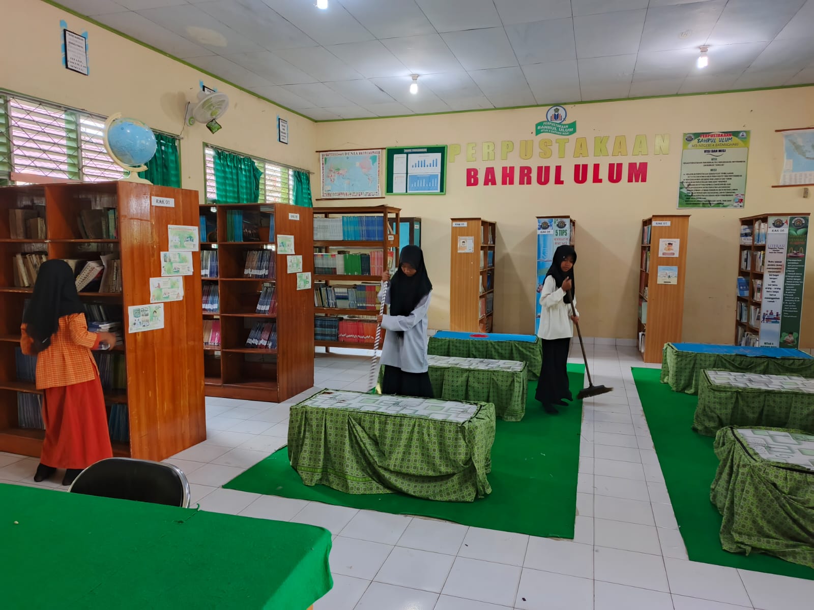 Kekompakan kelas 7b dalam menyelesaikan piket perpustakaan Kekompakan kelas 7b dalam menyelesaikan piket perpustakaan