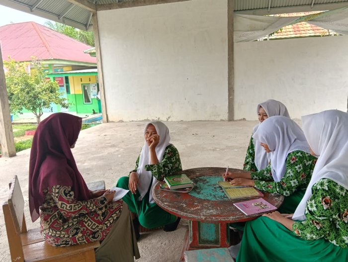 Suasana Khidmat di Bawah Pendopo, Ibu Tauhidatul Simak Hafalan Juz 30 Siswa Suasana Khidmat di Bawah Pendopo, Ibu Tauhidatul Simak Hafalan Juz 30 Siswa