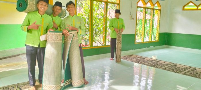 Senyum di Balik Karpet: Aksi Kompak Siswa MTsN 4 Batang Hari Jelang Yasinan Jumat