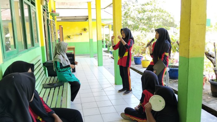 Di Bawah Arahan Ibu Iqom, Siswa 8B Antusias Latihan Upacara Bendera di Lapangan Madrasah