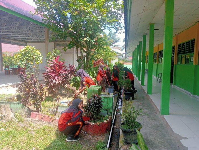 Siswa Aktif Membersihkan Lingkungan, MTsN 4 Batanghari Semakin Nyaman dan Sehat Siswa Aktif Membersihkan Lingkungan, MTsN 4 Batanghari Semakin Nyaman dan Sehat