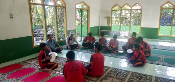 Latihan Perdana Hadroh MTsN 4 Batang Hari Penuh Semangat dan Cinta Shalawat Latihan Perdana Hadroh MTsN 4 Batang Hari Penuh Semangat dan Cinta Shalawat