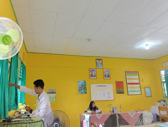 Komitmen Jaga Fasilitas, Operator MTsN 4 Batang Hari Periksa Sistem Pencahayaan