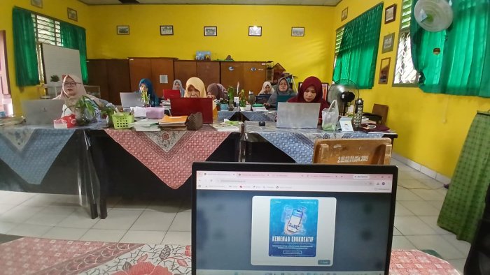 Disiplin Administrasi di Tengah Karhutla, Wakakurikulum MTsN 4 Batang Hari Ingatkan Guru Tuntaskan Laporan PJJ
