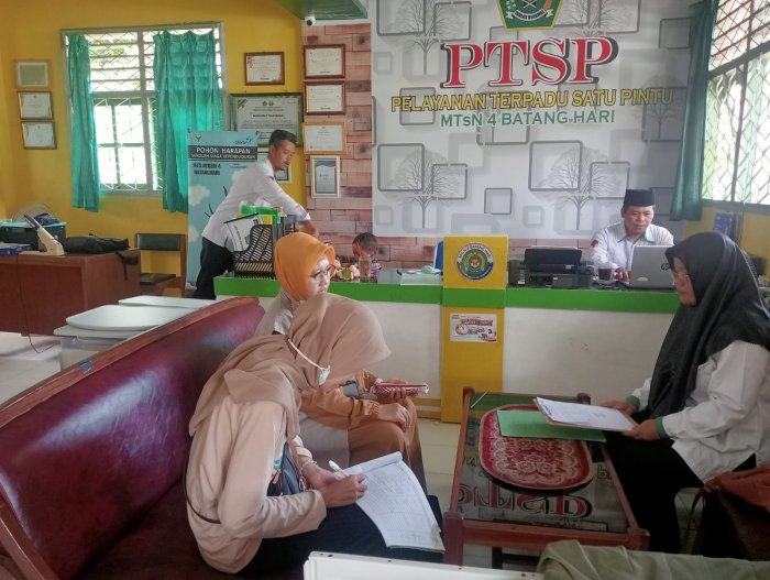 Waka Kesiswaan MTsN 4 Batanghari Sambut Tim Kesehatan UPTD Puskesmas Penerokan