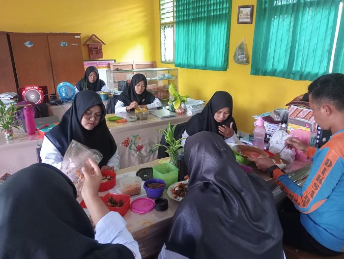 Makan Siang bersama Jadi Ajang Kekompakan GTK Madrasah Makan Siang bersama Jadi Ajang Kekompakan GTK Madrasah