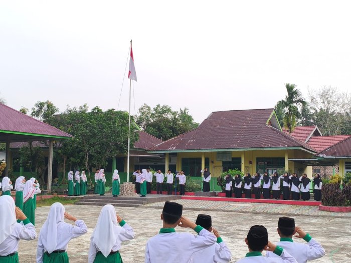 Upacara Bendera dengan tema Tanamkan Nilai Menghargai Orang Tua dan Guru Upacara Bendera dengan tema Tanamkan Nilai Menghargai Orang Tua dan Guru