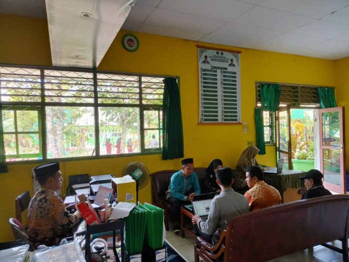 Tugas Pembinaan Kepala MTsN 4 Batang Hari bagi peningkatan Kinerja Tenaga Kependidikan