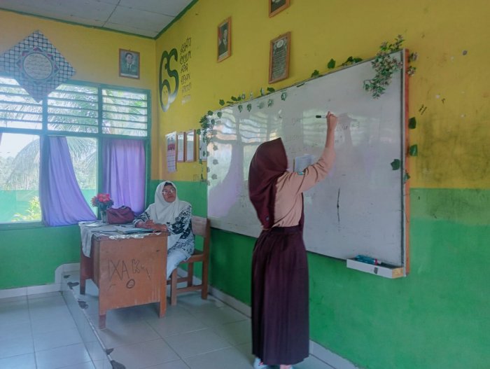 Siswa Kelas IX A Semangat Menuntaskan Soal Latihan Tekanan