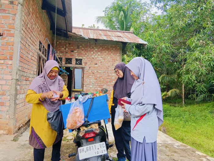 Semangat Sehat: GTK MTsN 4 Batanghari Bertemu Penjual Jamu Saat Jalan Santai Semangat Sehat: GTK MTsN 4 Batanghari Bertemu Penjual Jamu Saat Jalan Santai