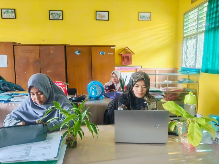 Belajar Tanpa Lelah, Guru MTsN 4 Batang Hari Akhiri Pelatihan Pintar dengan Antusias Belajar Tanpa Lelah, Guru MTsN 4 Batang Hari Akhiri Pelatihan Pintar dengan Antusias