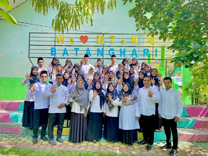 Foto Bersama Warnai Kunjungan Kerja MTsN 5 ke MTsN 4 Batang Hari dalam Rangka Penguatan Silaturrahmi dan Diskusi ZI