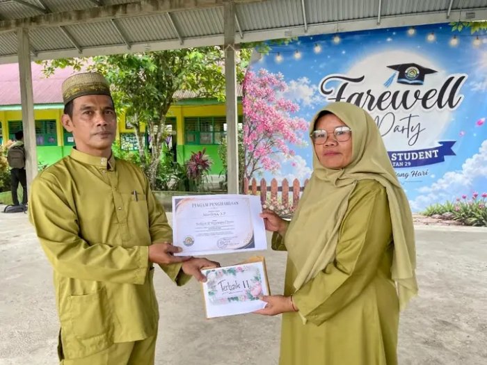 Wakasis MTsN 4 Batanghari Terima Penghargaan Dari AP SARISATA Triwulan I