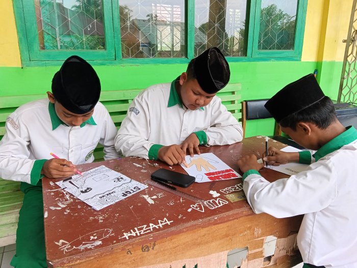 Serius dan Kreatif! Azmi, Rafqa, dan Allen Tuangkan Ide Hebat dalam Poster Anti Bullying dan Bahaya Merokok