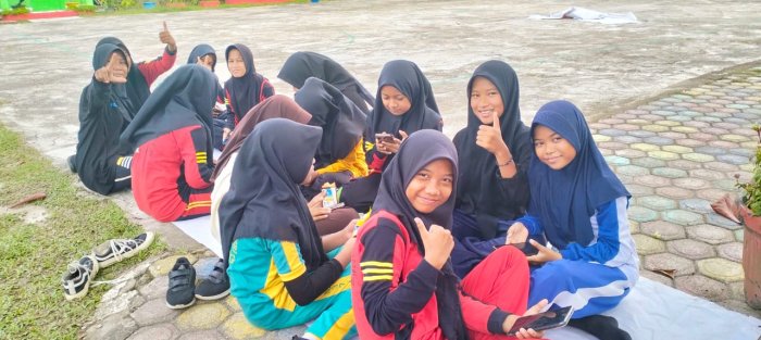 Santai Tapi Cerdas, Siswi 7a Mtsn 4 Batang Hari Asah Literasi Berita Lewat Web Madrasah Santai Tapi Cerdas, Siswi 7a Mtsn 4 Batang Hari Asah Literasi Berita Lewat Web Madrasah