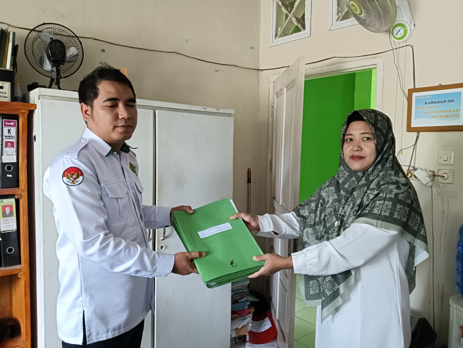 Penyerahan Dokumen Pencairan Gaji PPPK MTsN 4 Batanghari Meningkatkan Kesejahteraan GTK.