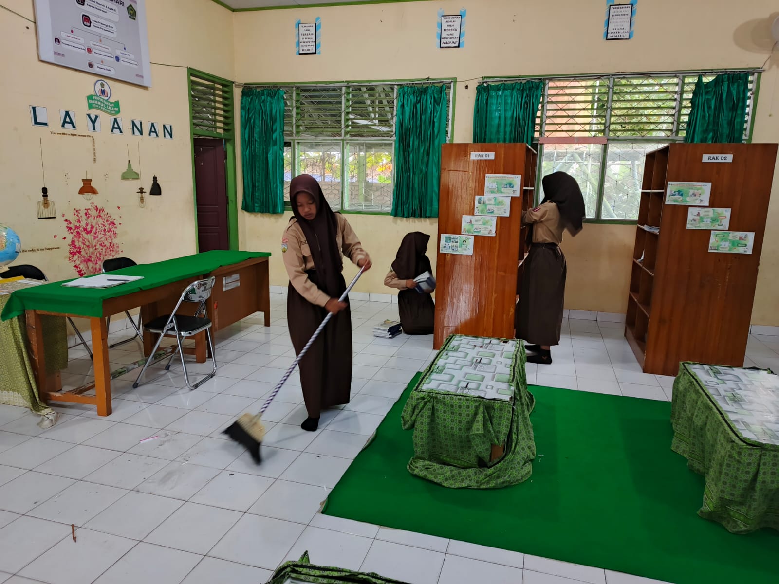 Kekompakan Kelas 9B Dalam Menjalankan Piket Perpustakaan Madrasah
