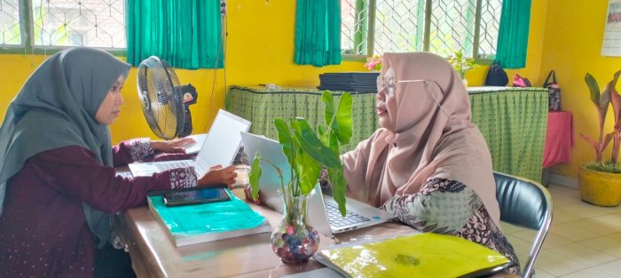 Matangkan UKIN PPG Daring, Guru PPPK MTsN 4 Batang Hari Konsultasi dengan Wakakur Matangkan UKIN PPG Daring, Guru PPPK MTsN 4 Batang Hari Konsultasi dengan Wakakur