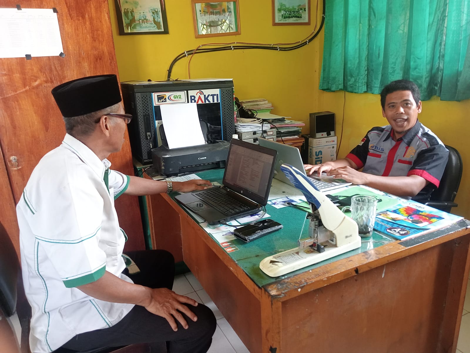 Panitia ASAT Antusias Siapkan Administrasi Panitia ASAT Antusias Siapkan Administrasi