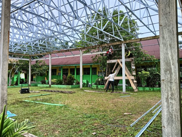 Listrik Padam Sejak Semalam, Pembangunan Aula Pendopo MTsN 4 Batang Hari Tetap Berjalan Lancar Berkat Genset
