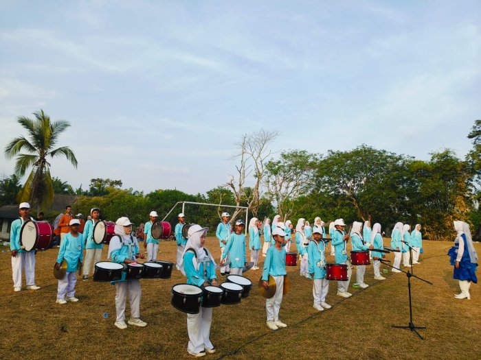Diterpa Terik Matahari, Drumband Izzatul Islam Tetap Buktikan Semangat Juang di Upacara Penurunan Bendera