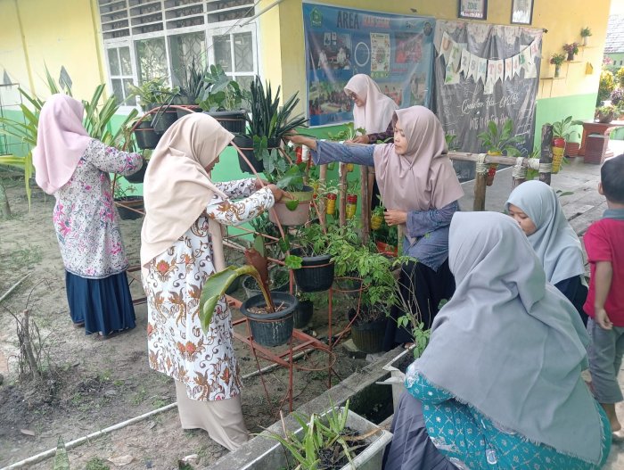 Menuju Madrasah Asri,  GTK MTsN 4 Batang Hari Bergotong Royong Ciptakan Lingkungan Nyaman dan Indah