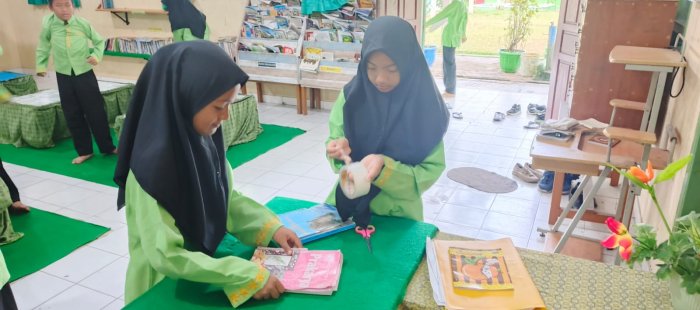 Siswa Kelas 7A MTsN 4 Batang Hari Tunjukkan Kesadaran Tinggi dalam Merawat Buku Perpustakaan
