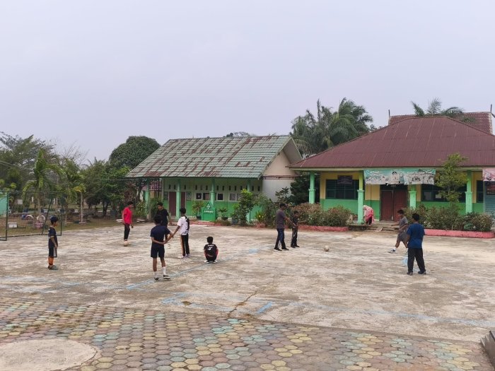 Semangat Tak Kenal Lelah, Murid MTsN 4 Batang Hari Berlatih Futsal Menuju KOMPAS