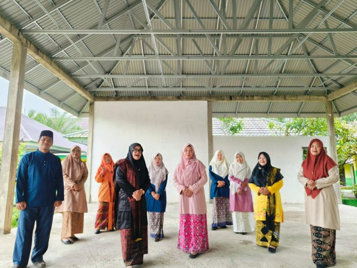 Antusias GTK MTsN 4 Batanghari Saat Memeriahkan Hari Pendidikan Nasional