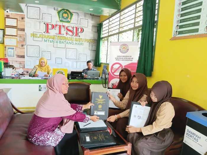 Momen Mengharukan Pembagian Raport 9A, Ini Bukti perjuangan siswa/i MTsN 4 Batang Hari Momen Mengharukan Pembagian Raport 9A, Ini Bukti perjuangan siswa/i MTsN 4 Batang Hari