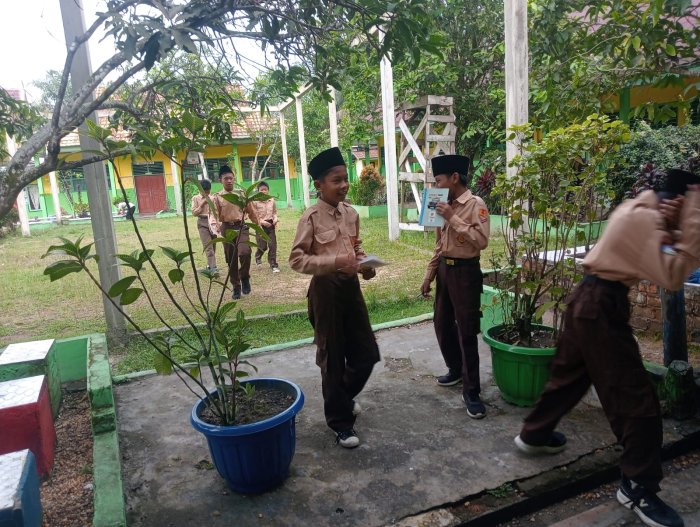 Siswa MTsN 4 Batanghari Semangat Menuju Kegiatan Literasi Pagi di Perpustakaan