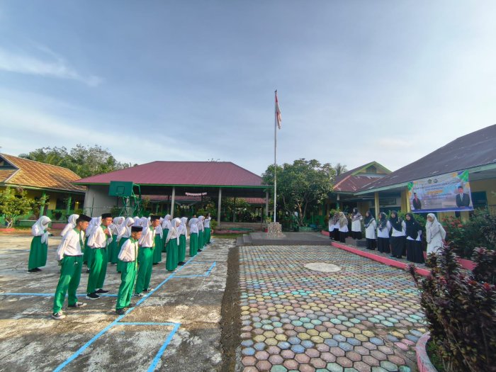 Hari Kedua Ujian Madrasah Dimulai dengan Apel Pagi, Disiplin dan Semangat Murid MTsN 4 Batang Hari Kian Berkobar