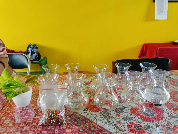 Meja Indah, Hati Cerah: Vas Bunga Plastik Semarakkan Semangat Madrasah Asri
