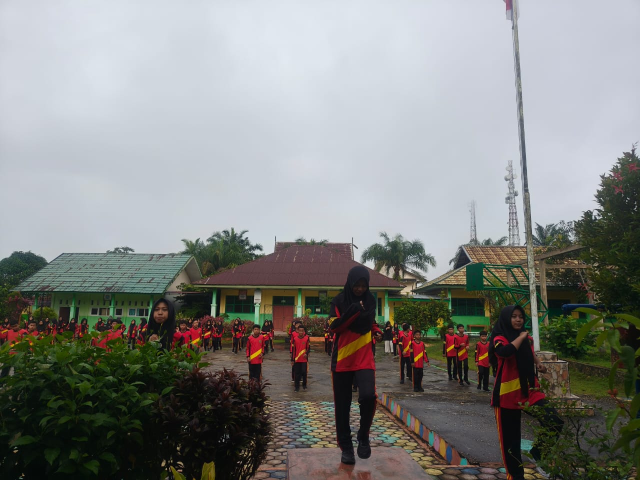 Senam Pagi di Tengah Gerimis Semangat Guru dan Siswa MTsN 4 Batanghari Tetap Berkobar Senam Pagi di Tengah Gerimis Semangat Guru dan Siswa MTsN 4 Batanghari Tetap Berkobar