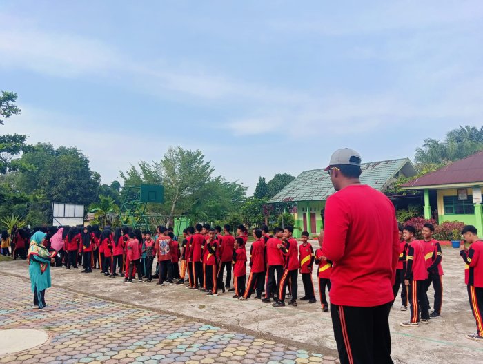 Siswa dan GTK MTsN 4 gelar jalan sehat bersama dengan semarak merah