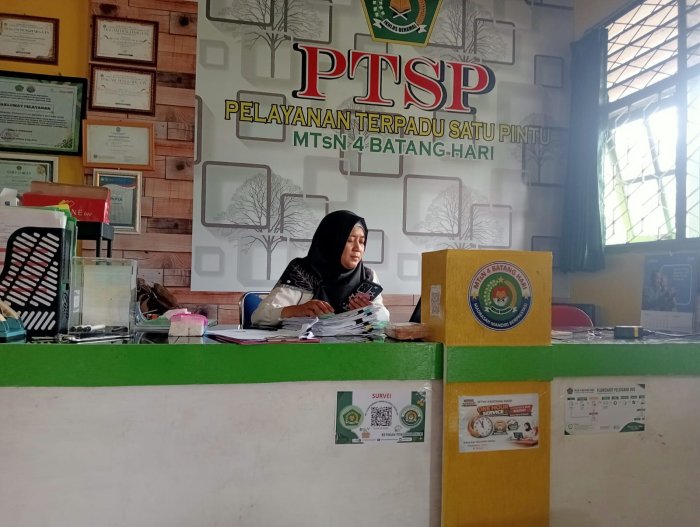 Tunjukkan Dedikasi dalam Memberikan Pelayanan, PTSP MTsN 4 Batang Hari Terus Tingkatkan Kualitas Layanan Tunjukkan Dedikasi dalam Memberikan Pelayanan, PTSP MTsN 4 Batang Hari Terus Tingkatkan Kualitas Layanan