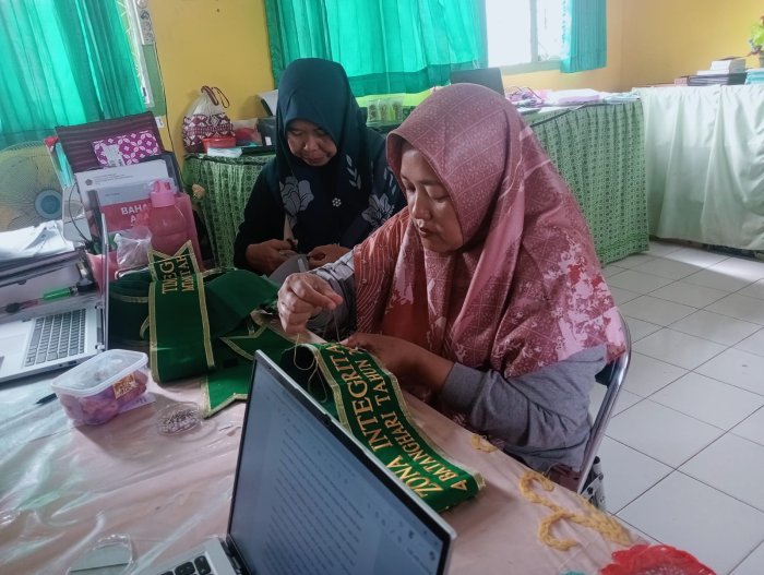 Ibu Hartati Siapkan Selempang Zona Integritas untuk Pengukuhan ZI MTsN 4 Batanghari