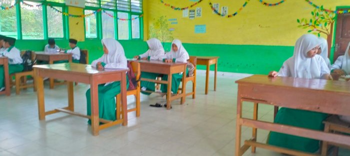 Awali Hari dengan Cahaya Al-Quran, Siswa 7B MTsN 4 Batang Hari Baca Surah Pendek Sebelum Belajar
