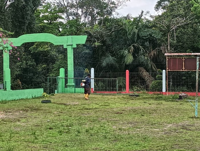 Pemotongan rumput secara rutin MTsN 4 Batanghari Jaga Lingkungan Tetap Asri dan Bersih