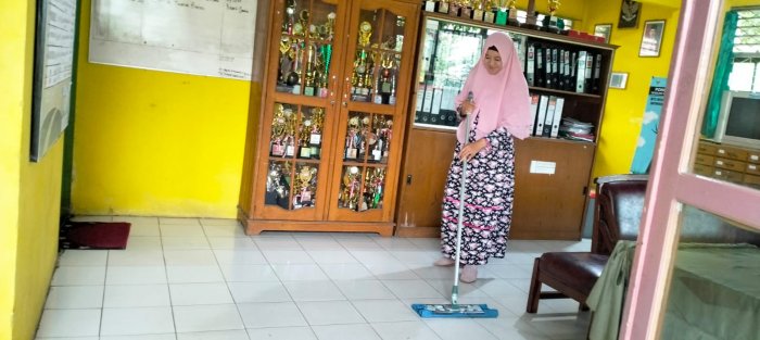 Jelang Akhir Pekan, Staf TU Tetap Rajin Merapikan Ruang TU MTsN 4 Batang Hari