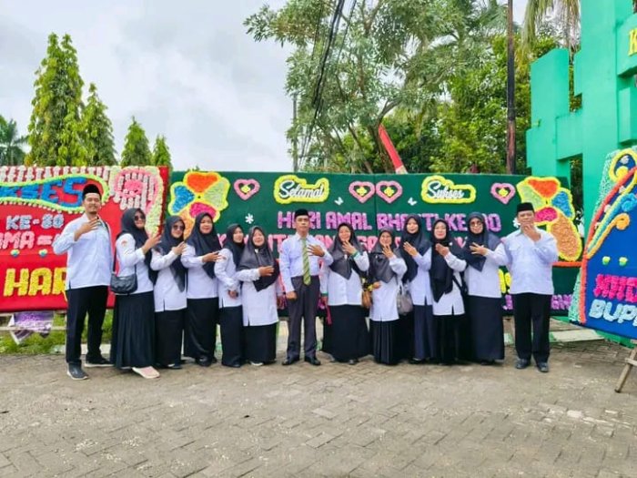 Foto Bersama GTK MTsN 4 Batanghari Usai  Upacara HAB Kemenag RI ke-80