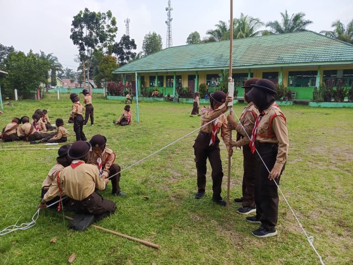 Pionering Jadi Media Belajar Kekompakan Pramuka  MTsN 4 Batang Hari
