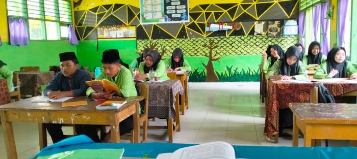 Menjadi Generasi Cinta Al-Quran, Siswa 9A MTsN 4 Batang Hari Hafalkan Surah Al-Mutaffifin